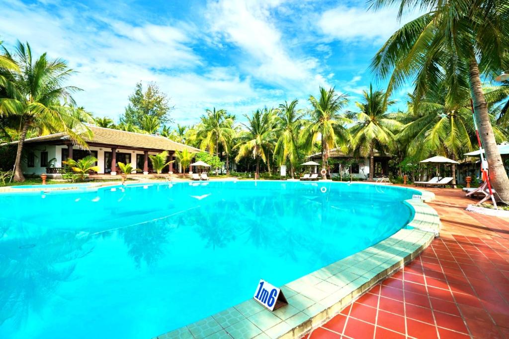 Bazén v ubytování Lang Co Beach Resort nebo v jeho okolí