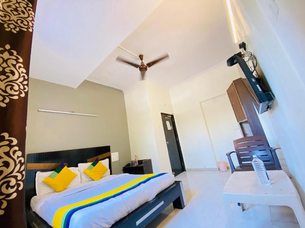 Postel nebo postele na pokoji v ubytování Hotel Aakash Navrangpura