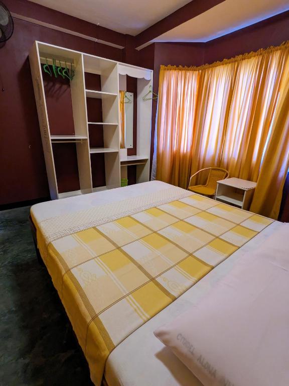 Postel nebo postele na pokoji v ubytování Citadel Alona Inn