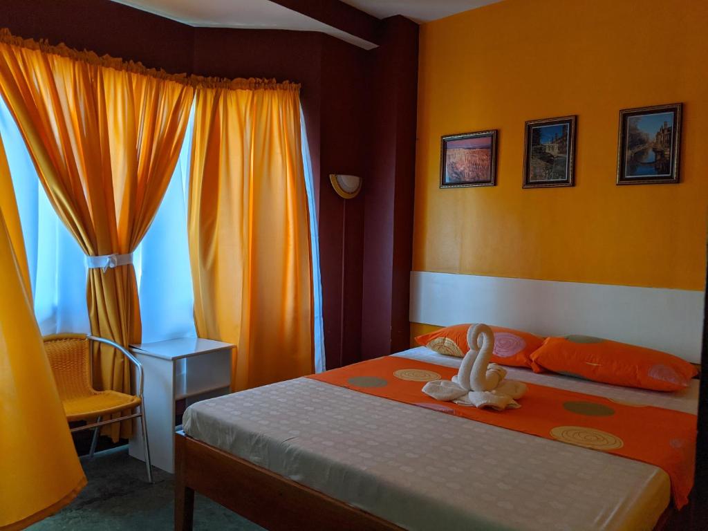 Postel nebo postele na pokoji v ubytování Citadel Alona Inn