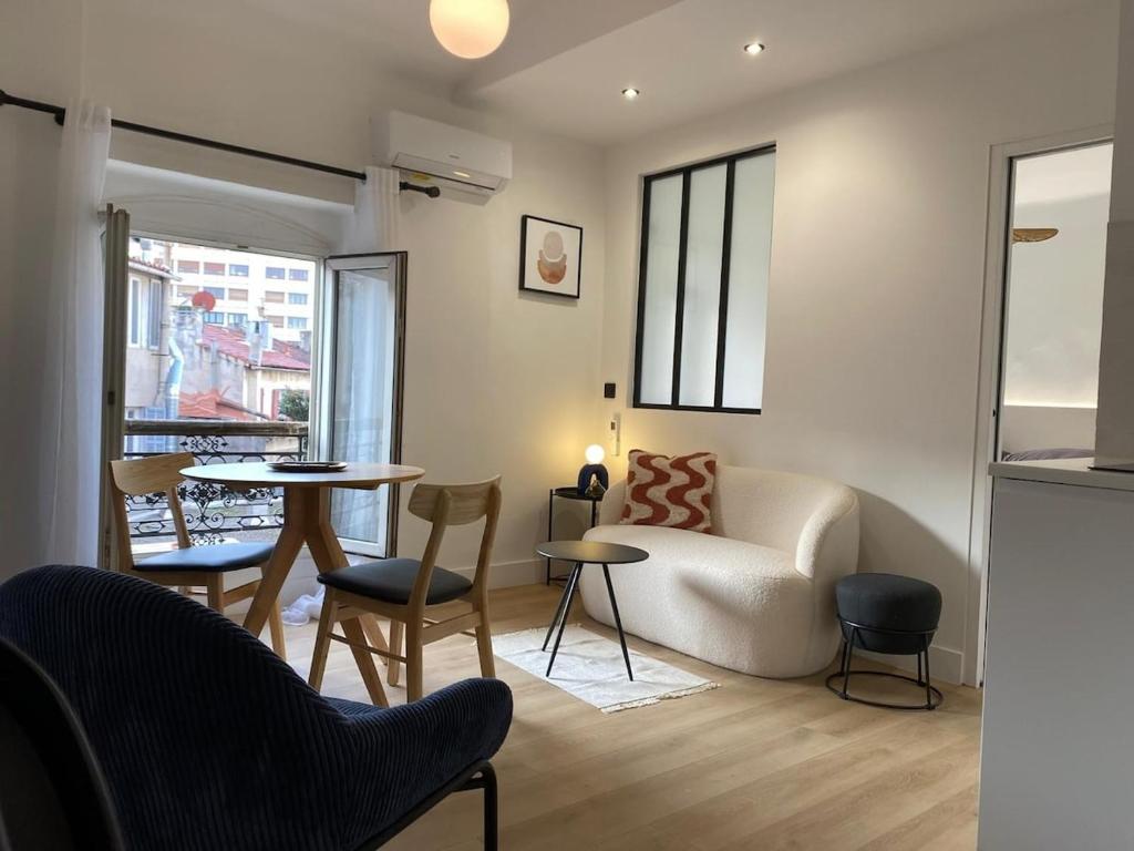 un salon avec un canapé, une table et des chaises dans l'établissement FLC - T2 Premium - Clim - Castellane - NEW, à Marseille
