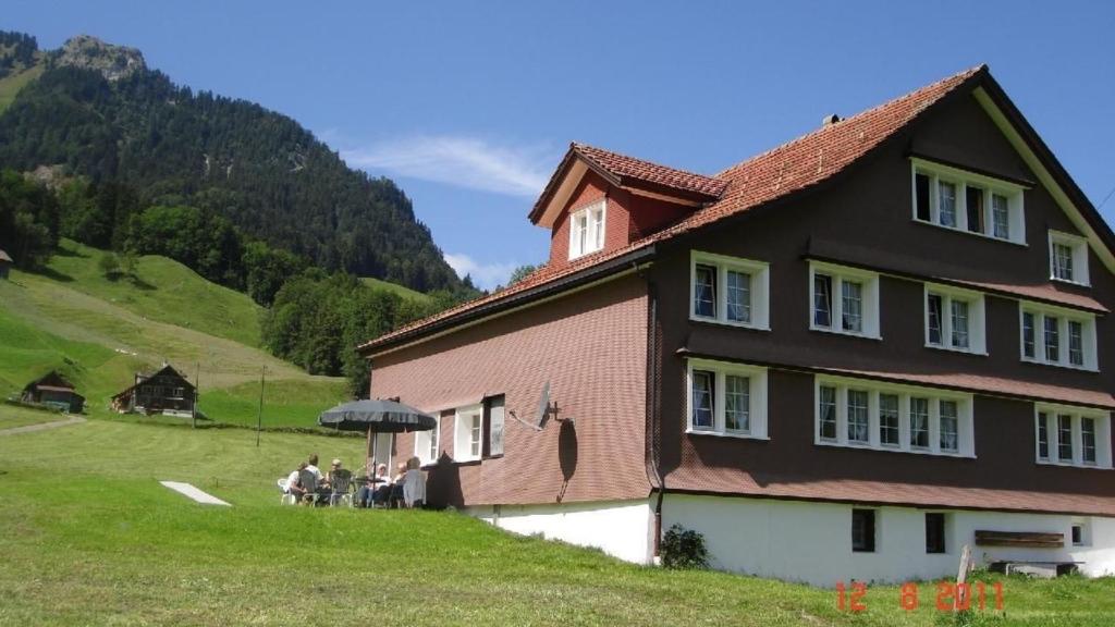 eine Gruppe von Menschen, die vor einem Haus sitzen in der Unterkunft Wisli - b48517 in Stein