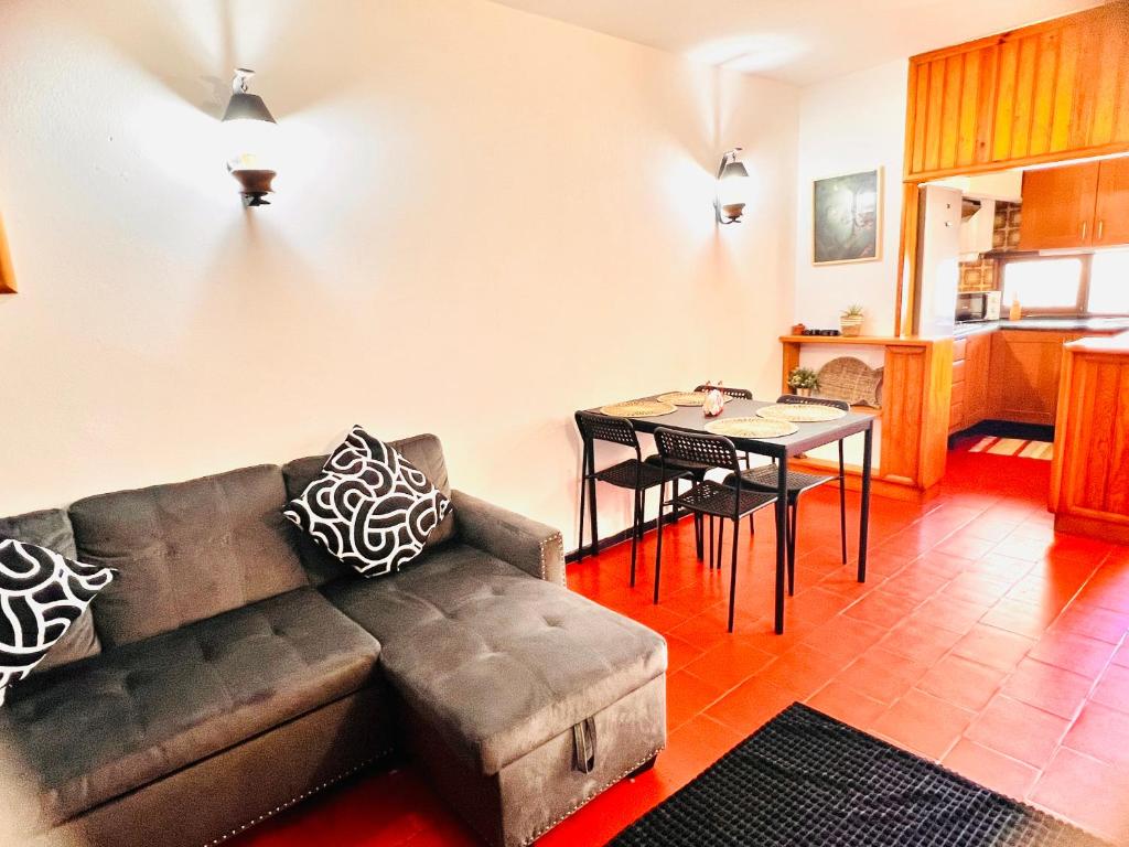 un soggiorno con un divano e un tavolo di Point Apartament Praia da Oura ad Albufeira
