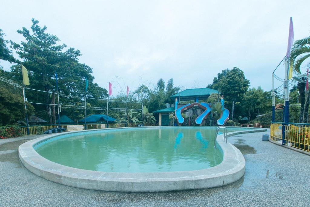 Πισίνα στο ή κοντά στο Villa Del Carmen Resort & Restaurant by RedDoorz