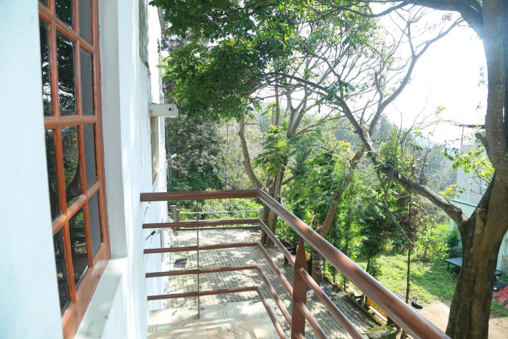 balcone con vista su un albero di Rainforest villa a Yercaud