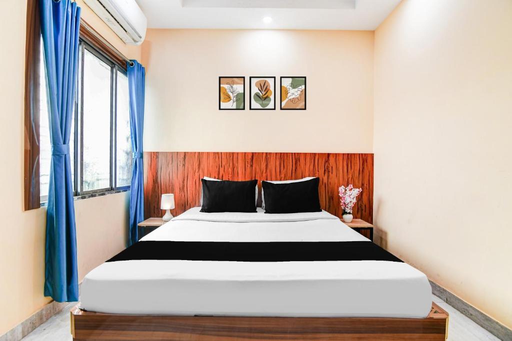 Postel nebo postele na pokoji v ubytování Super Hotel O DumDum Thana More formerly Bimla Regency