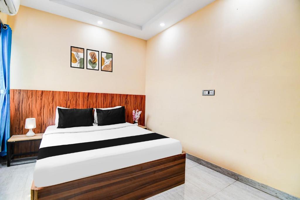 Postel nebo postele na pokoji v ubytování Super Hotel O DumDum Thana More formerly Bimla Regency