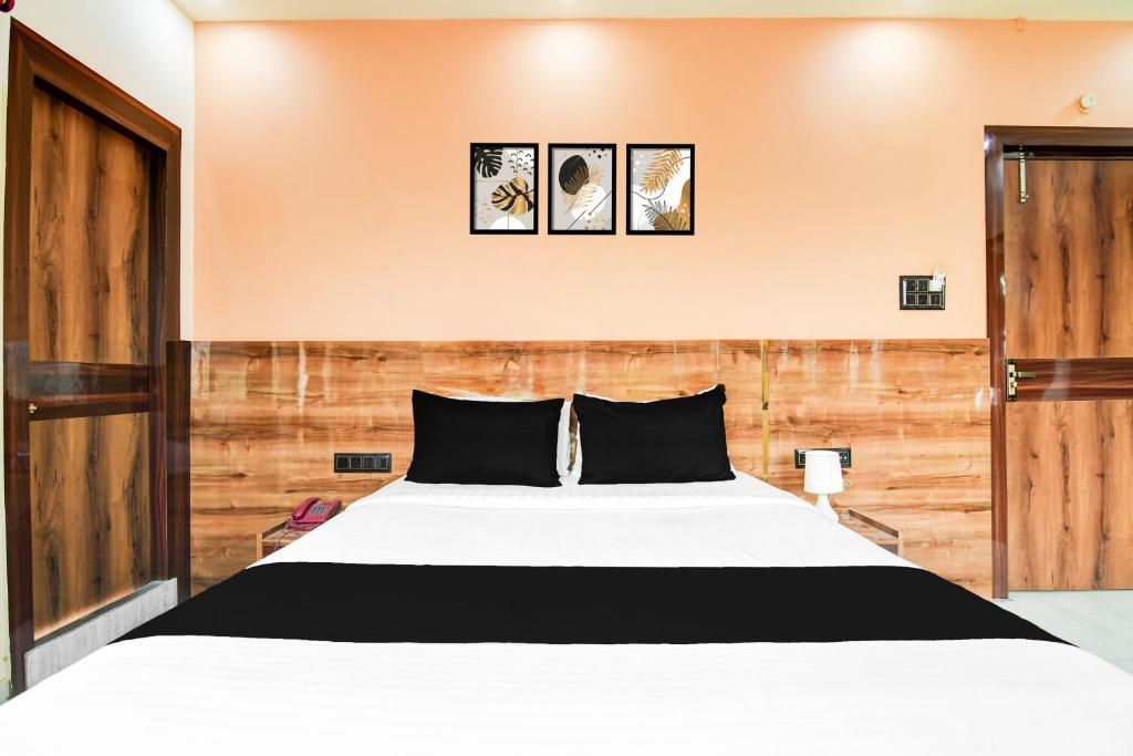 Postel nebo postele na pokoji v ubytování Super Hotel O DumDum Thana More formerly Bimla Regency