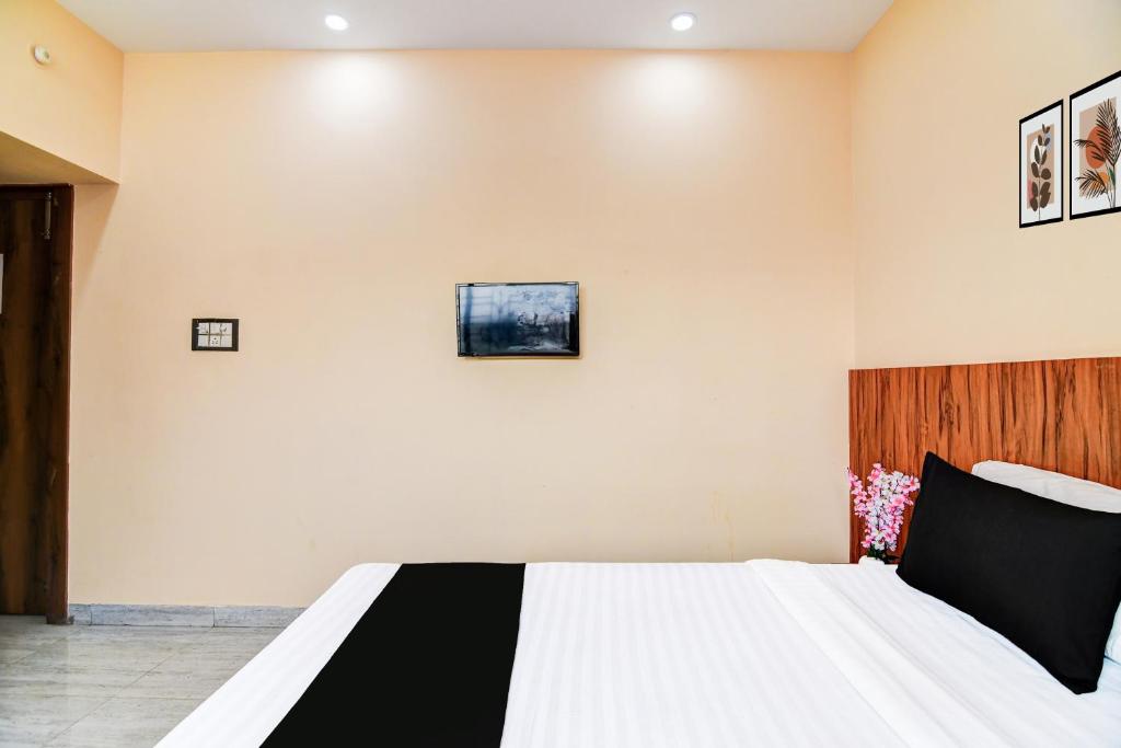 Postel nebo postele na pokoji v ubytování Super Hotel O DumDum Thana More formerly Bimla Regency