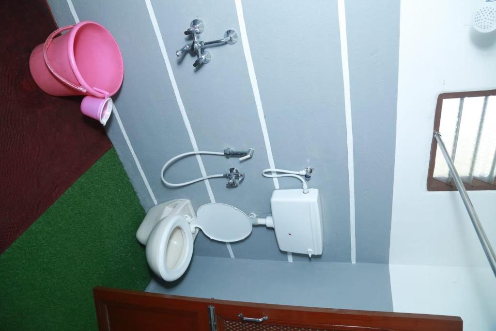 un bagno in miniatura con servizi igienici e lavandino di Rainforest villa a Yercaud