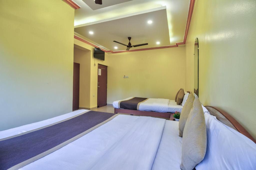 Postel nebo postele na pokoji v ubytování Hotel Purushottam Residency