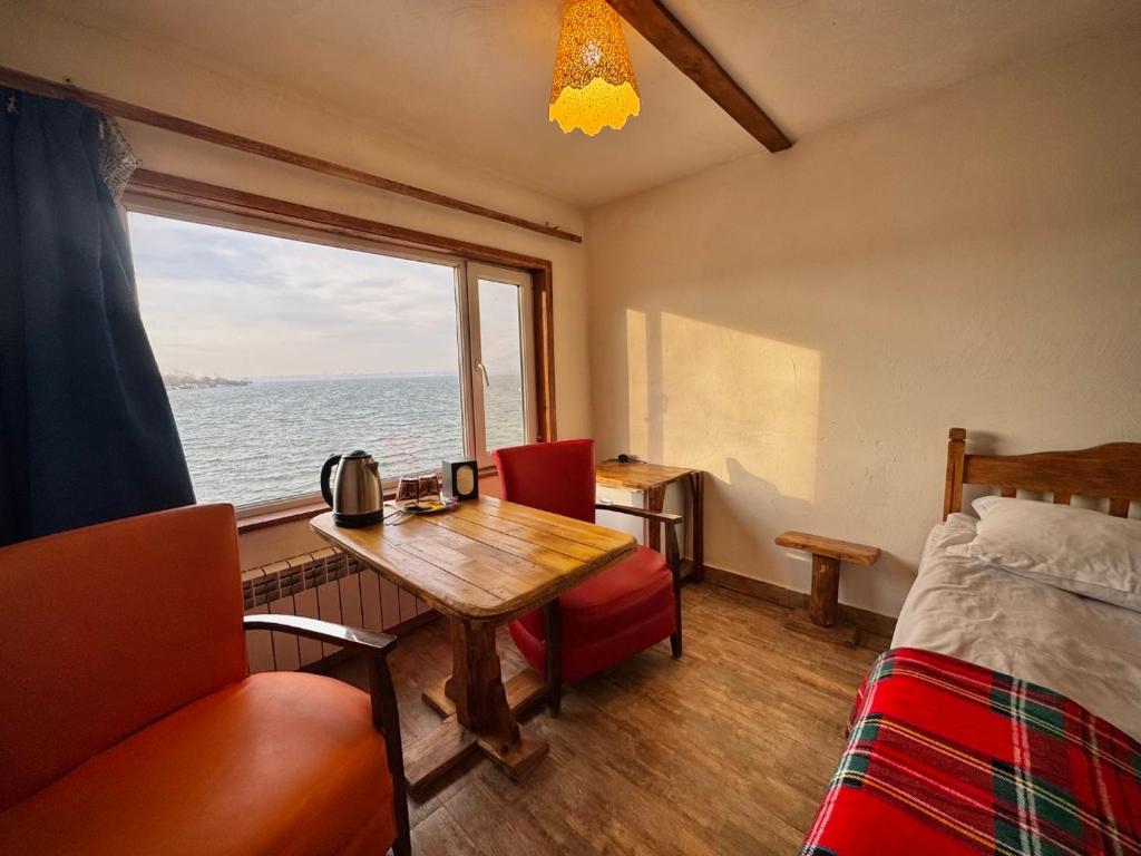 Postel nebo postele na pokoji v ubytování Art Hotel Sevan