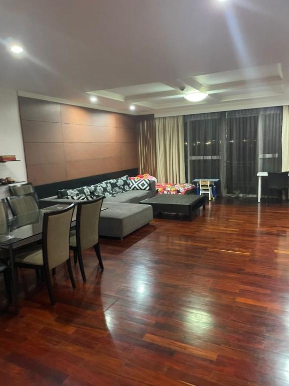 un salon avec un canapé, une table et des chaises dans l'établissement Royal Apart Residence, à Phuket