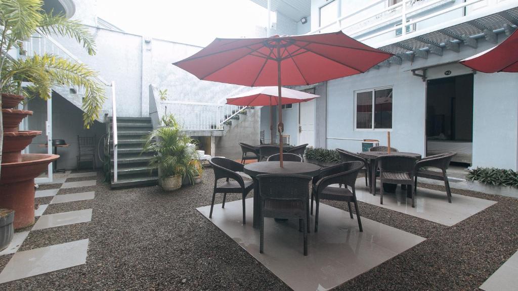 Balkón nebo terasa v ubytování RedDoorz Premium at THE GRAND PENINSULA SUITES