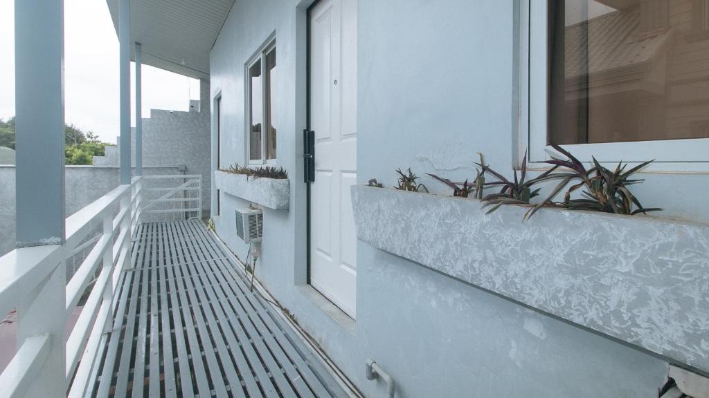 Balkón nebo terasa v ubytování RedDoorz Premium at THE GRAND PENINSULA SUITES