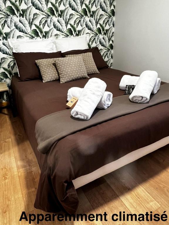 - un lit avec 3 oreillers et un mur dans l'établissement Les gîtes de la bergerie, à Meximieux