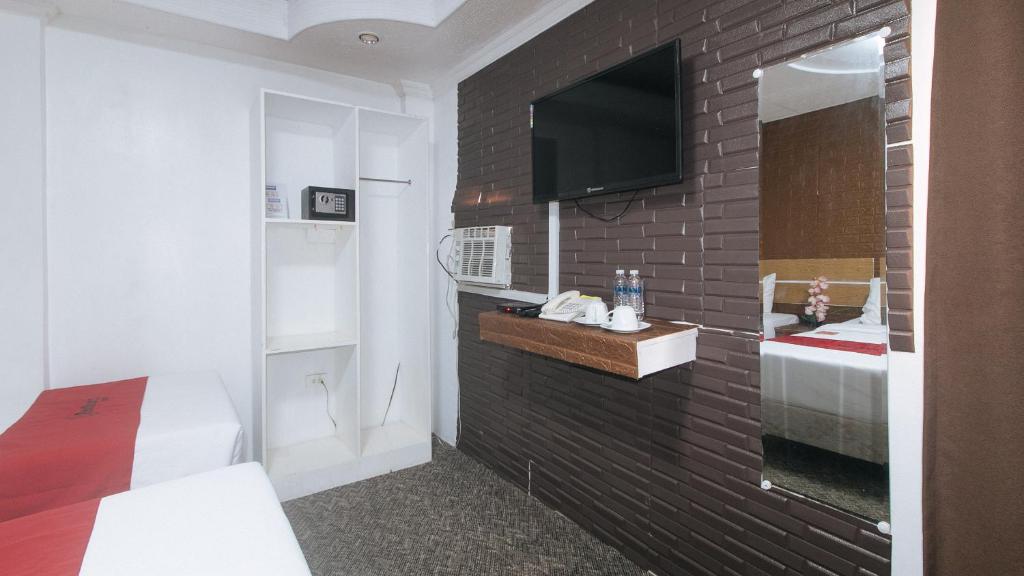 TV a/nebo společenská místnost v ubytování RedDoorz Premium at THE GRAND PENINSULA SUITES