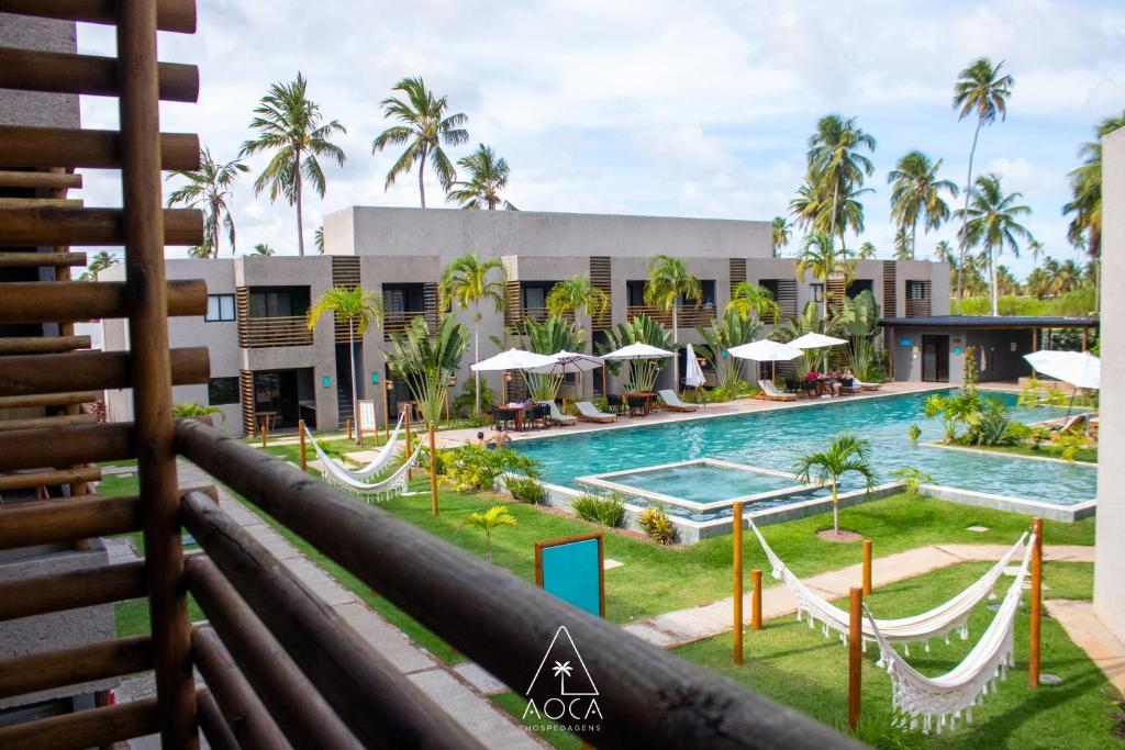 une vue sur la piscine d'un complexe hôtelier dans l'établissement Refúgio em Condomínio Resort na Rota dos Milagres, à Porto de Pedras