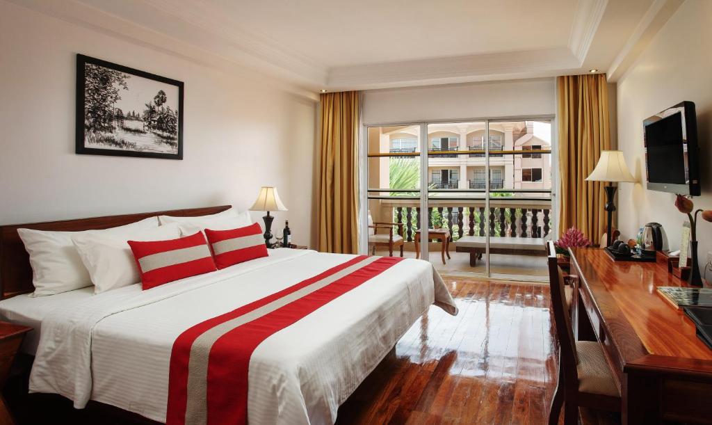 Postel nebo postele na pokoji v ubytování Hotel Somadevi Angkor Resort & Spa