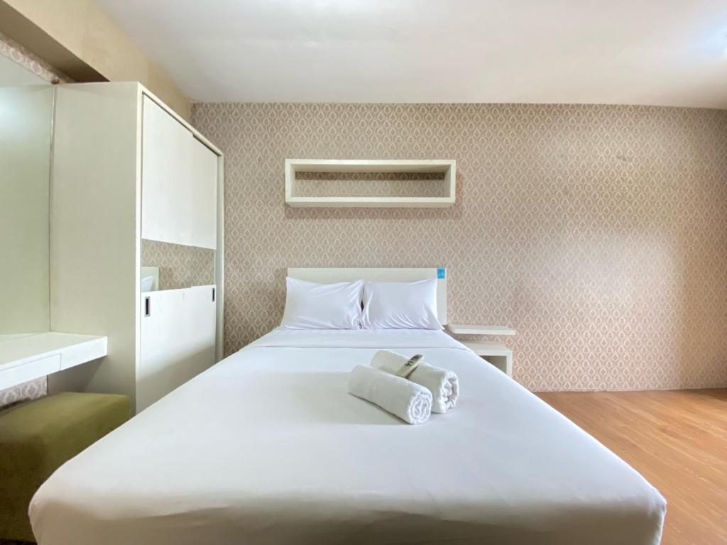 Ένα ή περισσότερα κρεβάτια σε δωμάτιο στο Spacious 3BR at Gateway Ahmad Yani Cicadas Apartment By Travelio