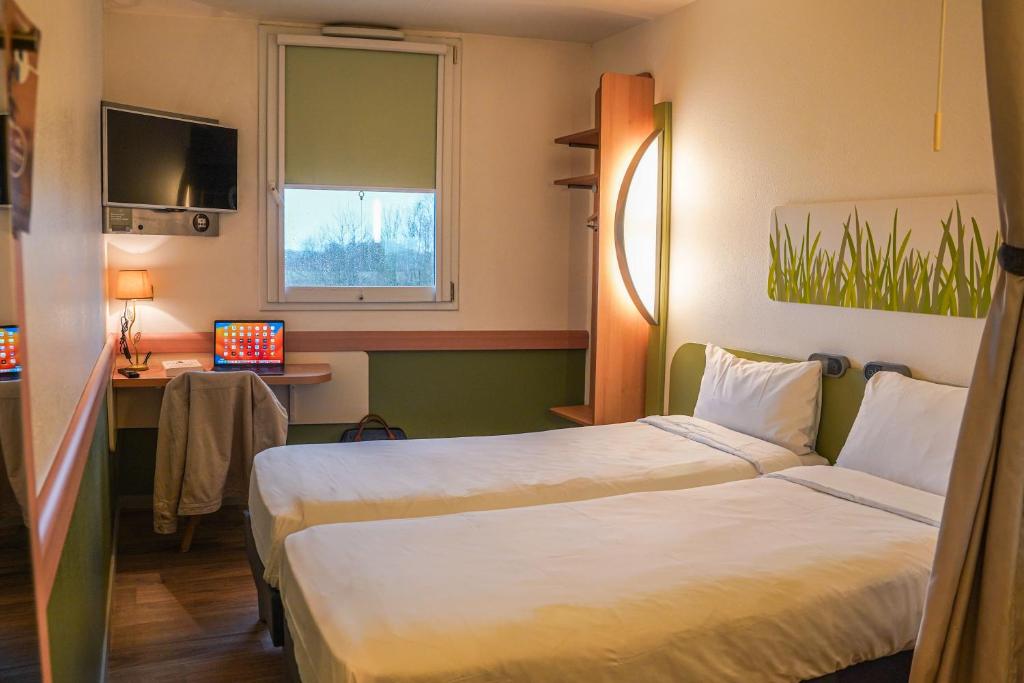 Postel nebo postele na pokoji v ubytování Ibis Budget Bayeux