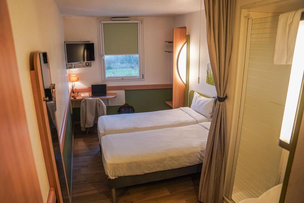 Postel nebo postele na pokoji v ubytování Ibis Budget Bayeux