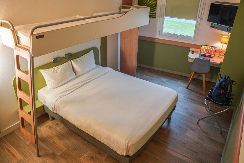 Postel nebo postele na pokoji v ubytování Ibis Budget Bayeux