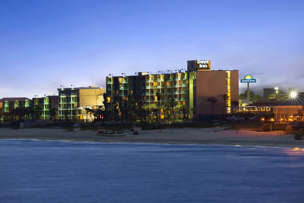 Days Inn by Wyndham Panama City Beach Beachfront Resort photo