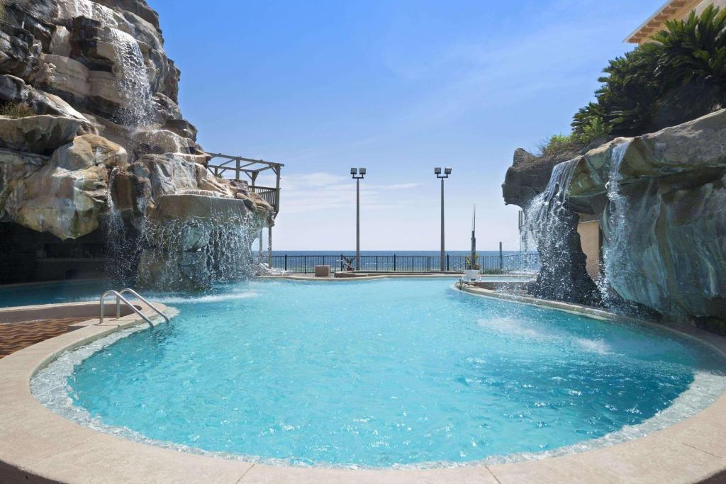Days Inn by Wyndham Panama City Beach Beachfront Resort photo