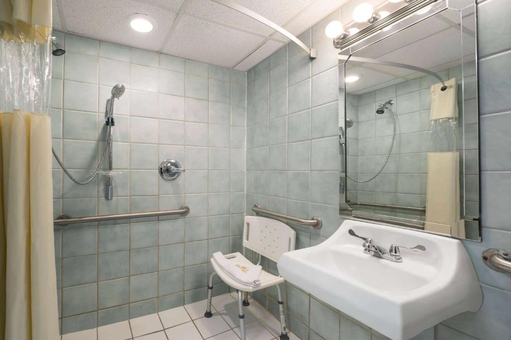 Days Inn by Wyndham Panama City Beach Beachfront Resort photo