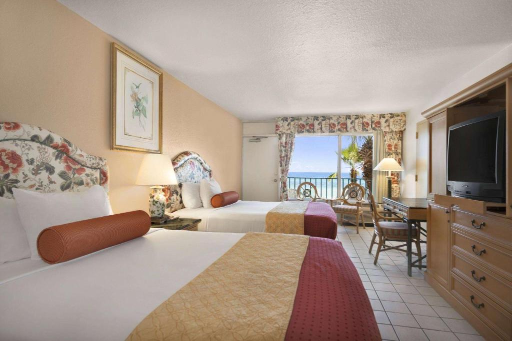 Days Inn by Wyndham Panama City Beach Beachfront Resort photo