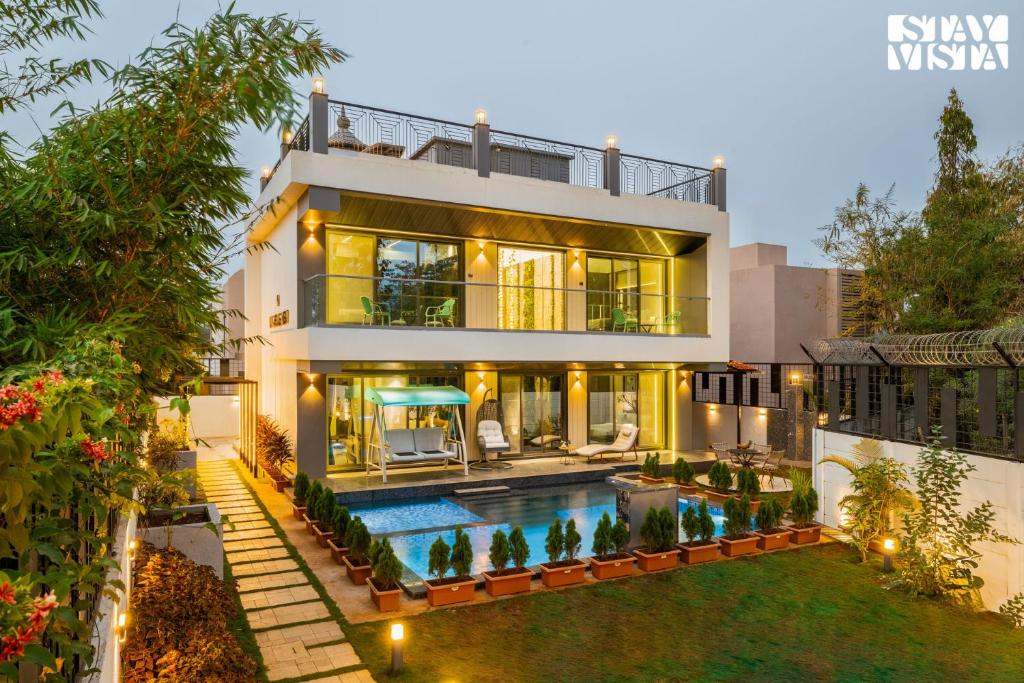 Πισίνα στο ή κοντά στο StayVista at La Belle Vue - Lawn, Pool & Bar