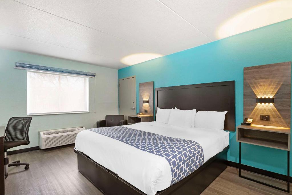 Postel nebo postele na pokoji v ubytování Clarion Inn Des Moines Airport