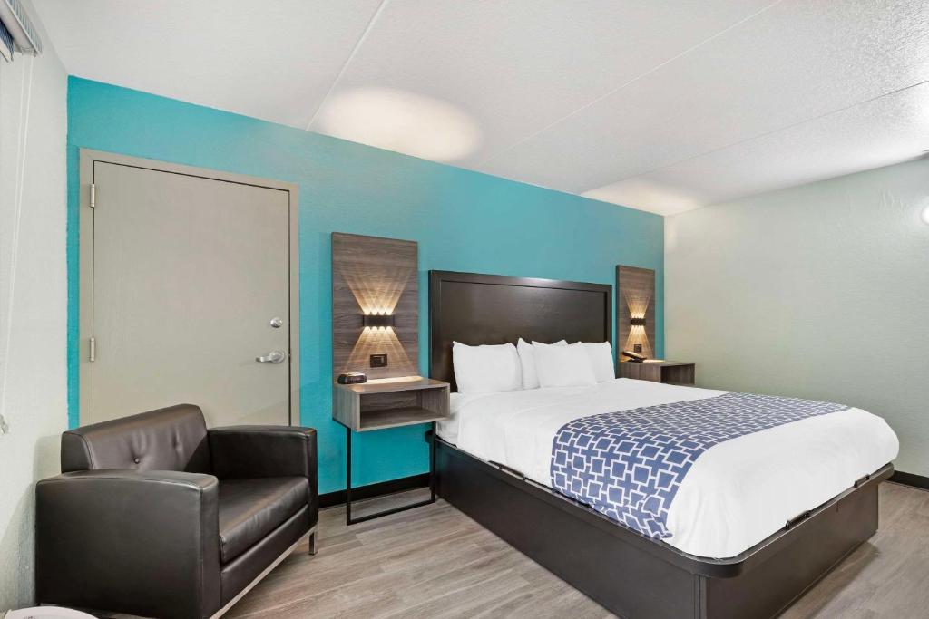 Postel nebo postele na pokoji v ubytování Clarion Inn Des Moines Airport