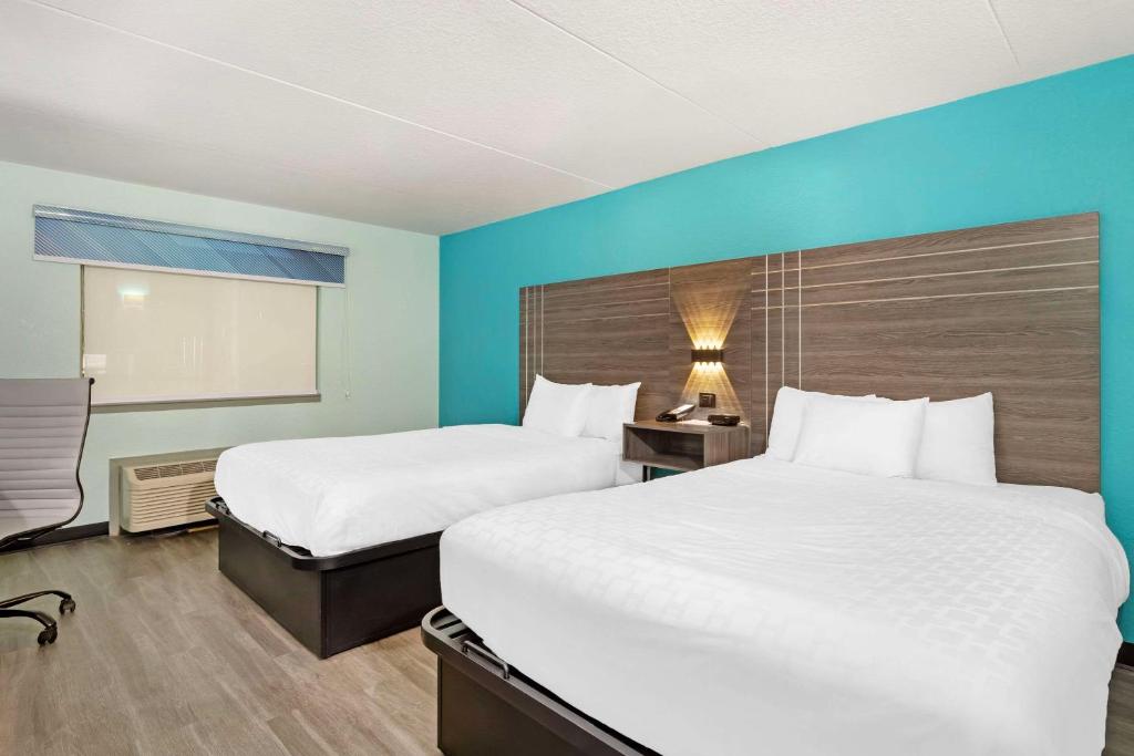 Postel nebo postele na pokoji v ubytování Clarion Inn Des Moines Airport