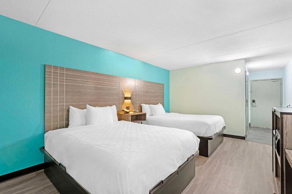 Postel nebo postele na pokoji v ubytování Clarion Inn Des Moines Airport