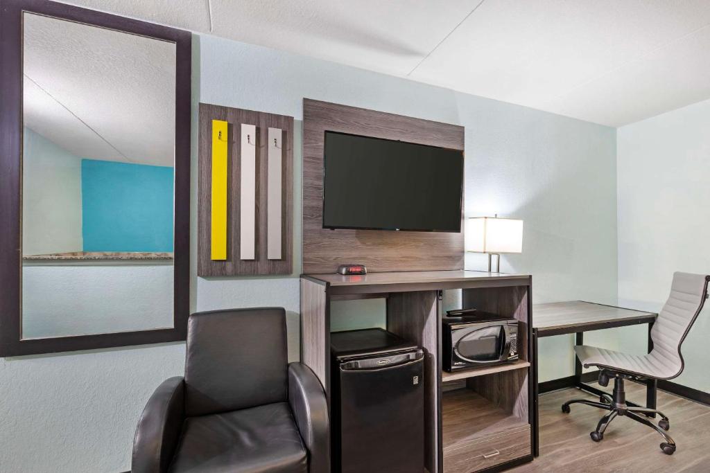TV a/nebo společenská místnost v ubytování Clarion Inn Des Moines Airport