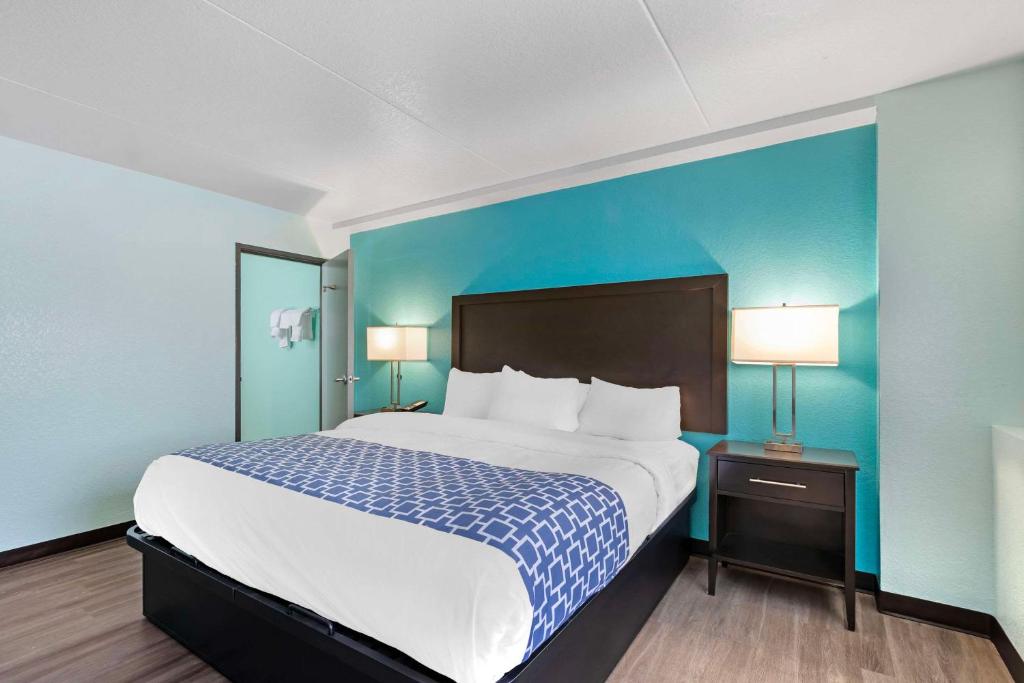 Postel nebo postele na pokoji v ubytování Clarion Inn Des Moines Airport
