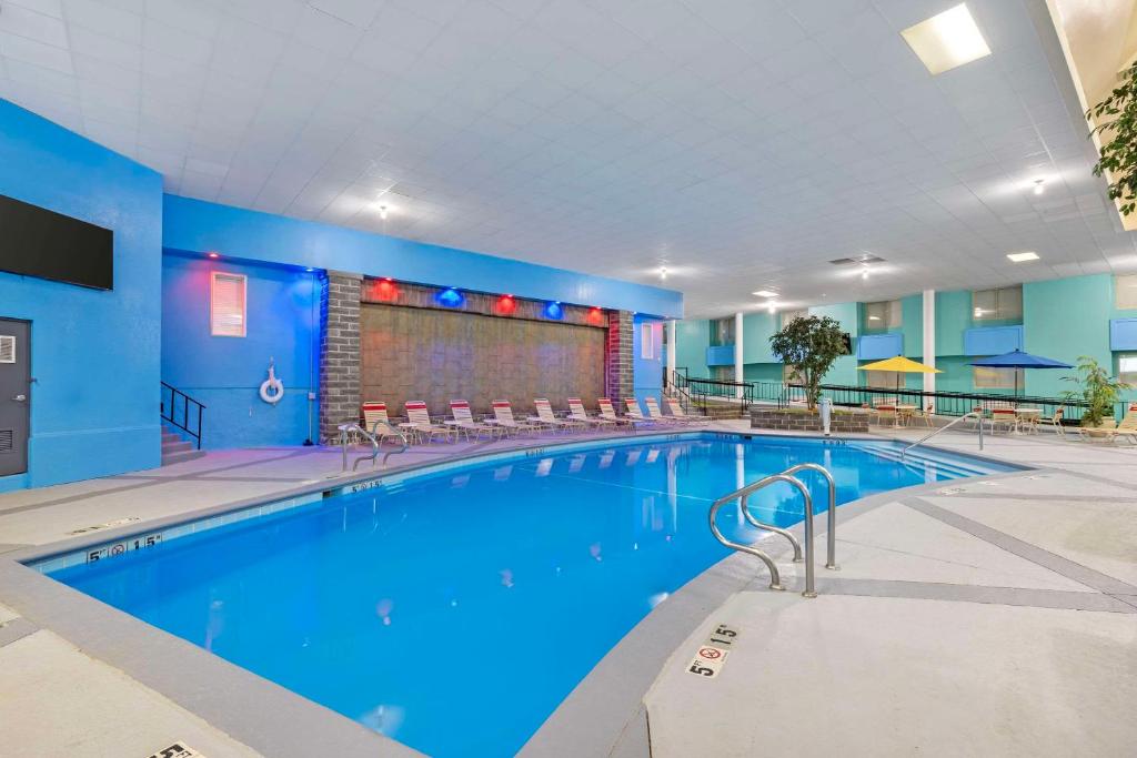 Bazén v ubytování Clarion Inn Des Moines Airport nebo v jeho okolí