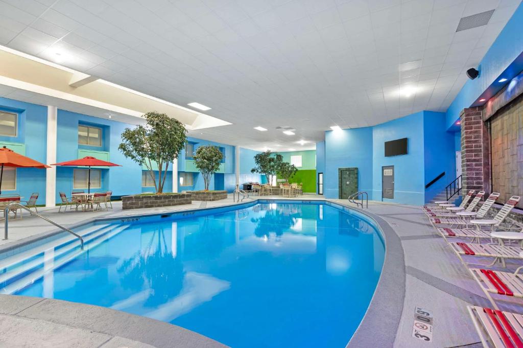Bazén v ubytování Clarion Inn Des Moines Airport nebo v jeho okolí
