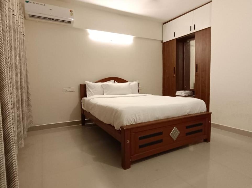 Postel nebo postele na pokoji v ubytování LAVENDER AiRPORT SUITE