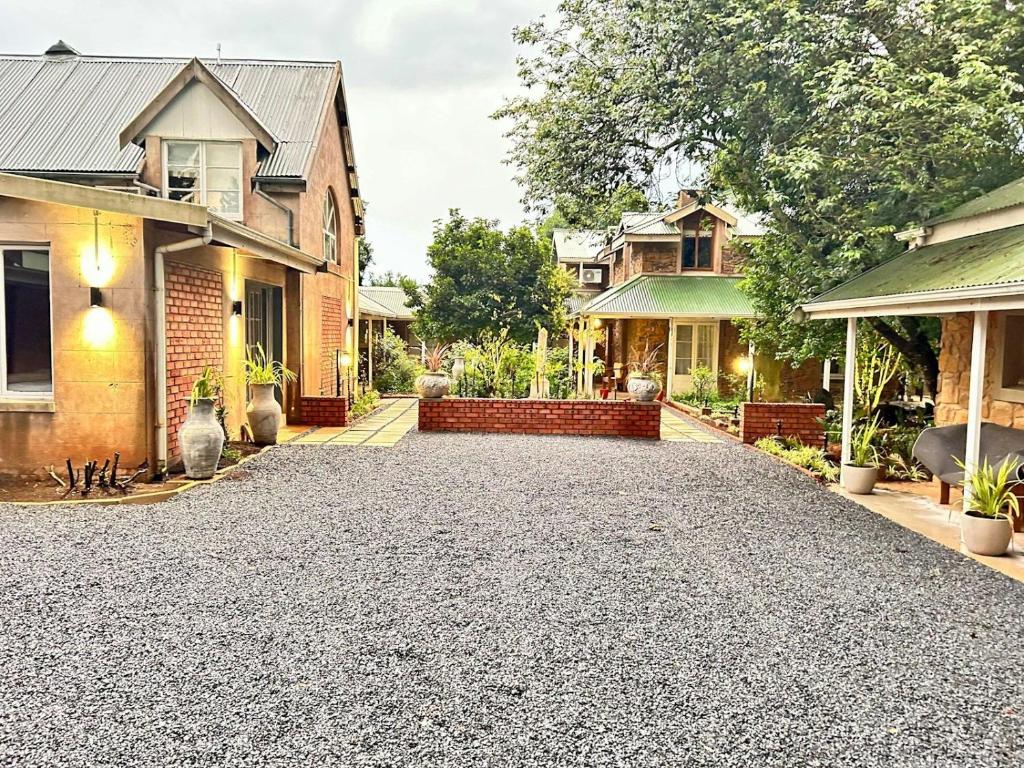 un vialetto vuoto di fronte a una casa di Glen Eden Lodge a Lidgetton