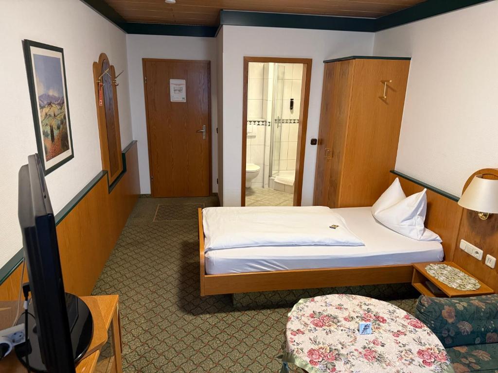Postel nebo postele na pokoji v ubytování Hotel Hubertus Gernsheim Rhein