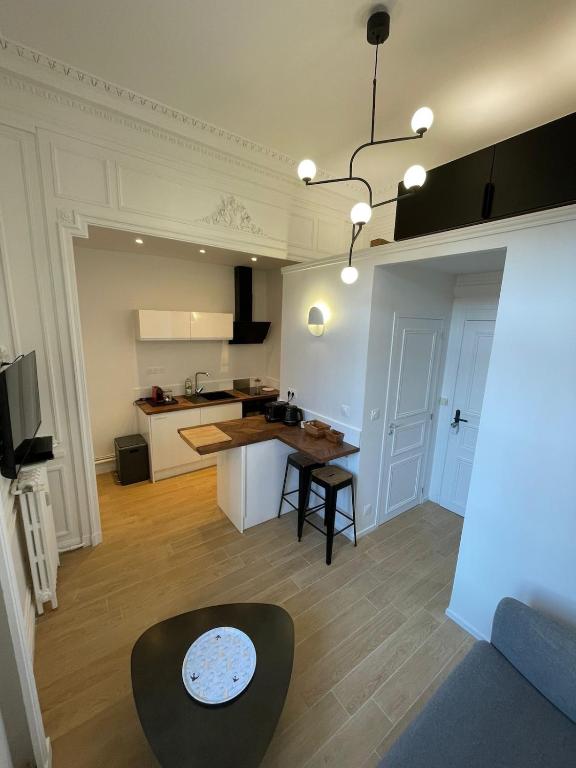 a room with a kitchen and a living room at L'Entre-Deux I Cœur de ville, Cathédrale in Amiens