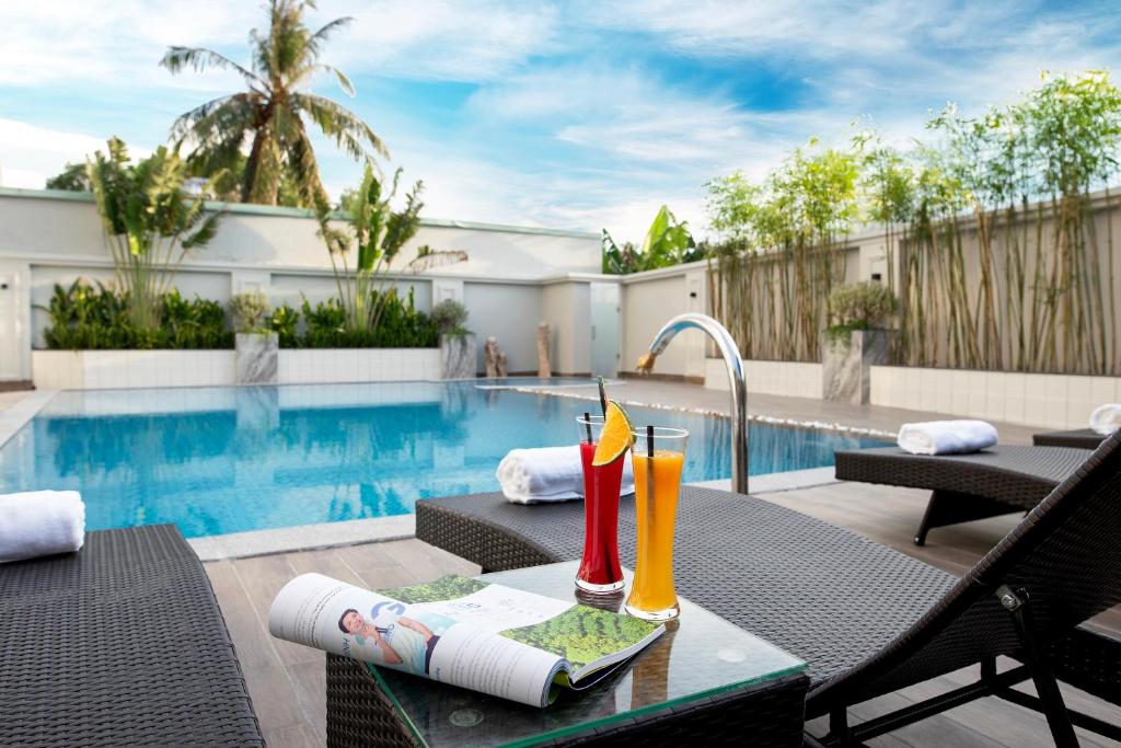 Tận hưởng những phút giây thư giãn bên hồ bơi tại KLC Holidays Phu Quoc.