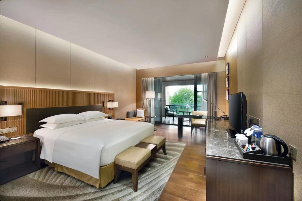 Postel nebo postele na pokoji v ubytování Hilton Wuhan Optics Valley