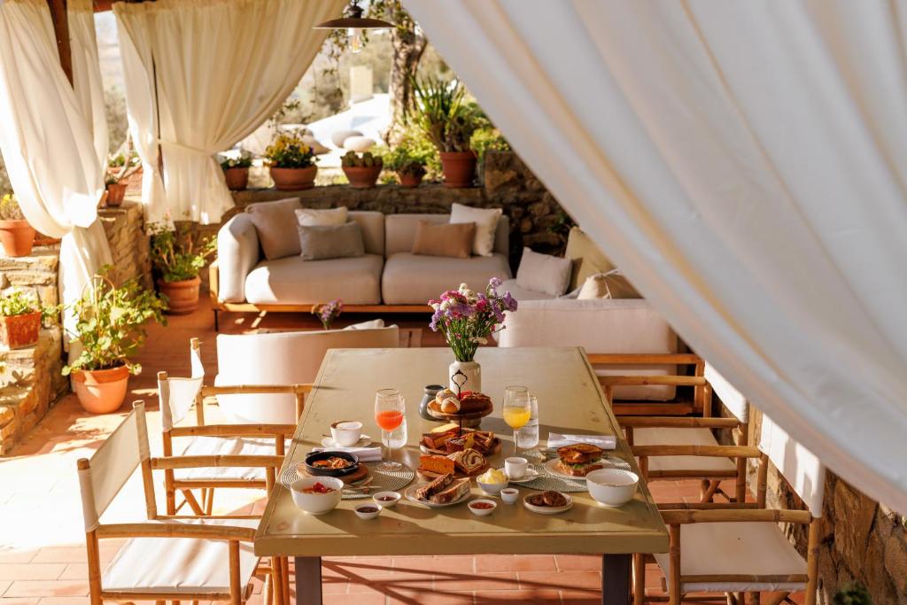 stół z jedzeniem na patio w obiekcie Antichi Casali di Charme w mieście Orvieto