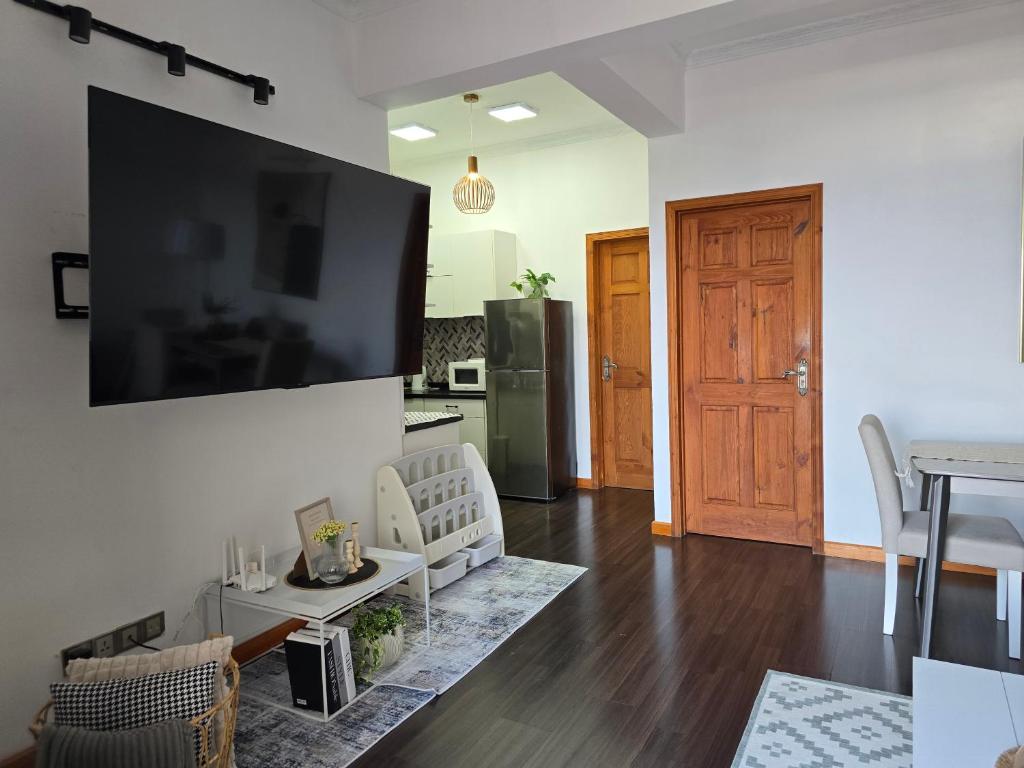فضای داخلی Nala Host-2BR Seaview Terrace apartment در ماله - تصویر ۳