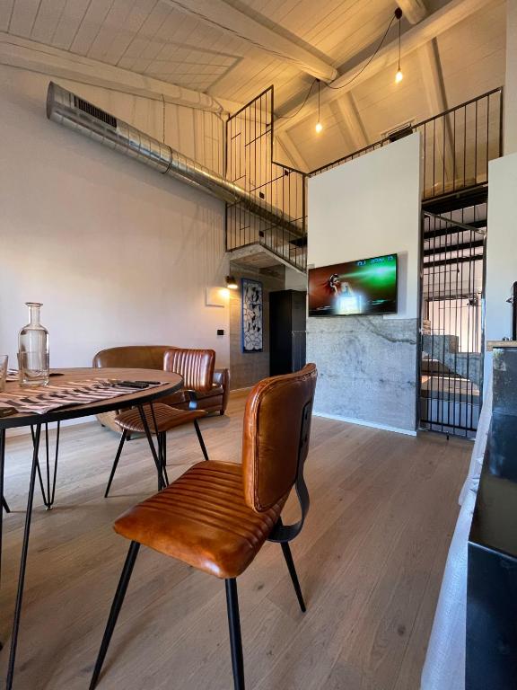a dining room with a table and chairs at Loft 56 in Porto SantʼElpidio
