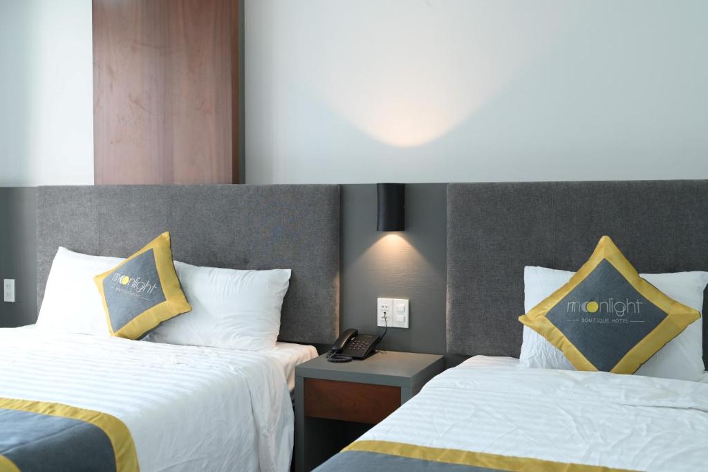 Giường trong phòng chung tại Moonlight Boutique Hotel